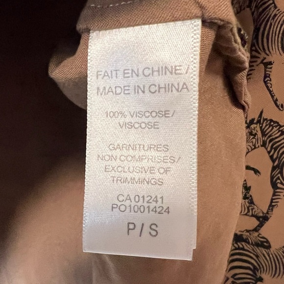 ⚪️ Twik animal print zebra cropped button down blouse - Picture 4 of 7